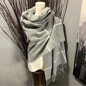 🌸J. CREW GREY AND WHITE OVERSIZED BLANKETS SCARF 🌸